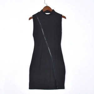 Détail d'une robe courte noire sans manches avec fermeture éclair en métal et dos évidé