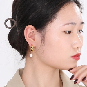 Élégantes créoles plaquées or 18 carats avec pendentif en perle d'eau douce naturelle