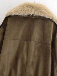 Vue détaillée du dos d'une veste en daim marron avec col en fausse fourrure pelucheuse