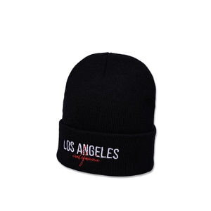 Dettaglio del ricamo Los Angeles California su un berretto in maglia a coste nere