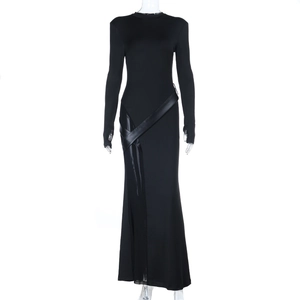 Détail d'une robe longue noire moulante à col montant avec bandes en similicuir