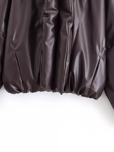 Détail de l'ourlet de la veste en cuir marron foncé avec taille élastiquée ajustable