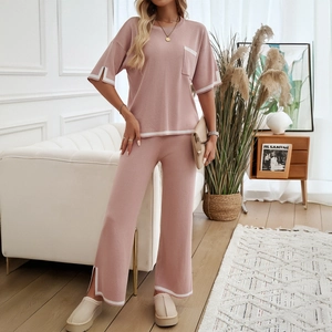 Élégant ensemble en tricot rose deux pièces avec haut à manches courtes et pantalon fendu blanc