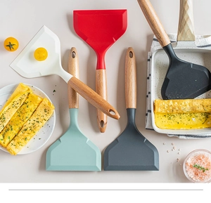 Cinq spatules en silicone avec manches en bois pour tamagoyaki et omelettes