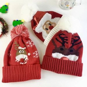 Bonnets de Noël en tricot rouge festif avec motifs de Père Noël, renne et pompons doux