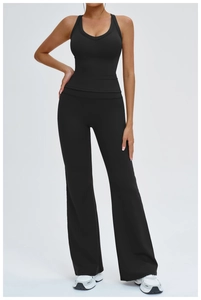 Ensemble de yoga noir ajusté avec débardeur court et legging de sport évasé taille haute