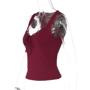 Dettaglio di canotta bordeaux a coste con bordo in pizzo e fiocco decorativo sul petto