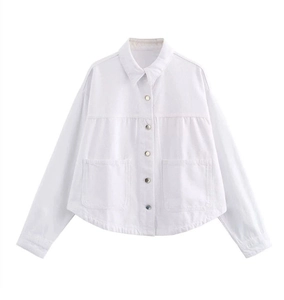 Dettaglio giacca in denim bianco con bottoni in metallo e ampie tasche applicate