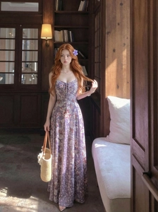 Détail de la robe longue fleurie violette vintage avec coupe ajustée et bretelles