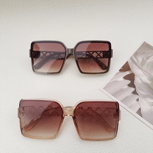Fashion oversized square sunglasses with gradient brown lenses and textured temples