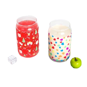 Color-changing glass can cups with Christmas motifs and hearts in a minimalist setup