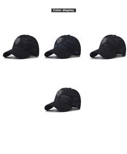 Detaillierte Farbanzeige von bestickten Baseballkappen in Schwarz und Camouflage
