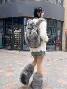 Schicker Rucksack aus Kunstpelz und passende Beinstulpen für Winter-Street-Fashion