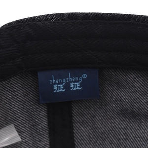 Détail de la texture en coton et de l'étiquette intérieure sur une casquette délavée