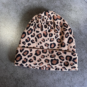 Vista dettagliata della trama a maglia jacquard leopardata e morbida lana