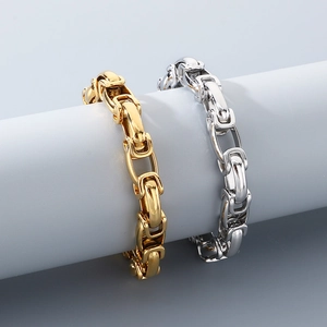 Bracelets à maillons en U polis or et argent présentés sur un socle gris