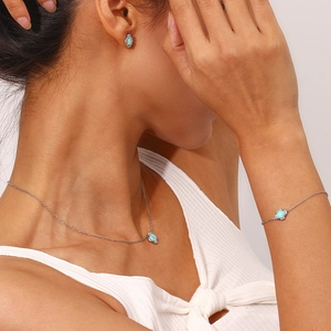 Mannequin portant parure de bijoux rétro argentés avec collier et boucles d'opale