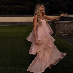 Robe longue rose à volants étagés avec de fines bretelles pour tenue d'été chic