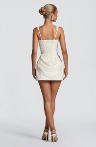 Mini abito sexy bianco panna con schiena intrecciata a corsetto e dettagli arricciati