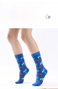 Détail de chaussettes en coton bleu marine avec motifs de chevaux et texture tricotée
