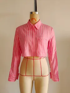 Détail de la chemise courte à rayures verticales roses et blanches avec poche poitrine