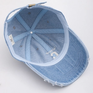 Details der gewaschenen Jeans-Baseballkappe mit Innennähten und Metallschnalle am Verschluss