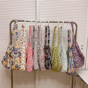 Détail de divers sacs fourre-tout en coton aux imprimés floraux vintage suspendus