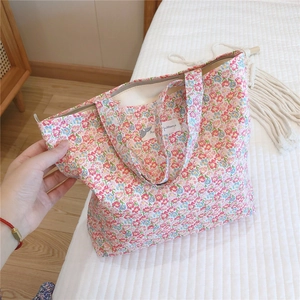 Détail du sac cabas en coton à fleurs roses avec fermeture éclair et tissu robuste