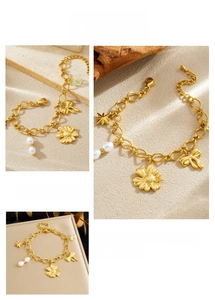 Détail du bracelet chaîne dorée vintage avec perles et breloques de fleurs et papillon