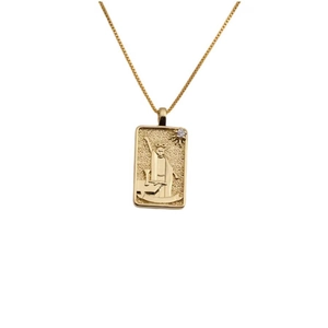 Collier pendentif dieu du soleil doré avec pierre sertie sur une chaîne fine pour femme