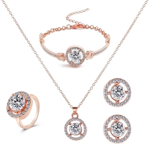Parure de bijoux en or rose avec design halo comprenant collier, bracelet, bague et boucles