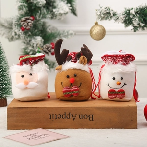 Vue détaillée des sacs cadeaux de Noël à cordon avec motifs Père Noël et renne en peluche