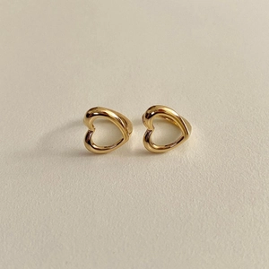 Boucles d'oreilles créoles cœur évidé en argent S925 avec finition dorée brillante