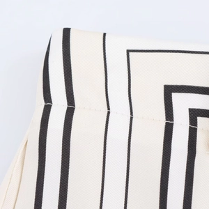 Makroaufnahme des vertikal gestreiften Twill-Stoffs und der hochwertigen Taillennaht