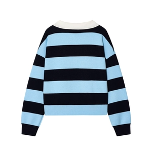 Dettaglio ravvicinato di un polo maglione a righe a maniche lunghe con colletto bianco