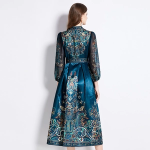 Robe longue ethnique bleu paon à motif paisley, finition satinée et taille nouée