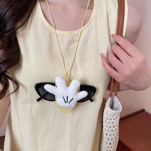 Nahaufnahme des Brillenhalters mit Cartoon-Hand und gelbem Lederband für Sonnenbrillen