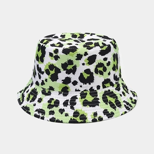 Dettaglio cappello alla pescatora con stampa leopardata verde neon e cuciture rinforzate