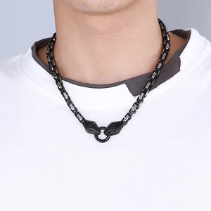 Détail du collier chaîne en acier titane noir avec fermoir anneau double tête de serpent