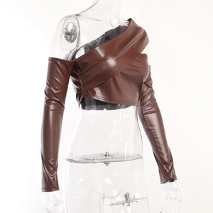 Dettaglio del crop top incrociato in pelle PU marrone con maniche lunghe staccabili