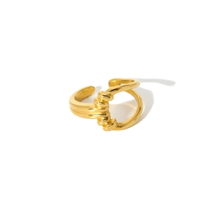 Vue détaillée de la bague ajustable plaquée or 18K avec design de nœud torsadé brillant