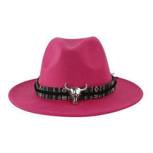 Dettaglio cappello fedora magenta con fascia etnica e stemma con testa di toro argento