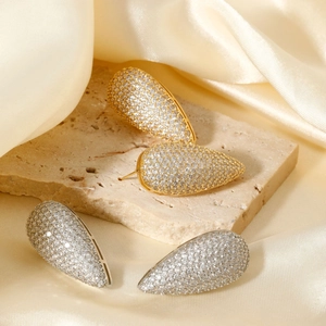 Élégantes boucles d'oreilles gouttes d'eau en or et argent avec pavé de zircone cubique