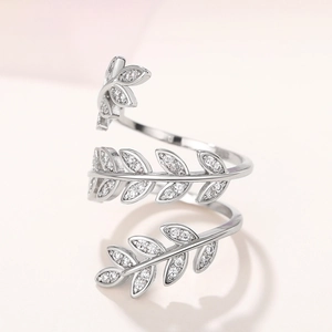 Detailopname van de zilveren ring met bladmotief en schitterende zirkonia steentjes