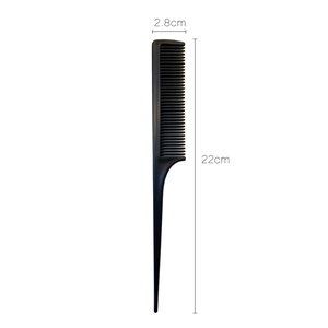 Detail van zwarte plastic puntkam met afmetingen 22cm lengte en 2,8cm breedte