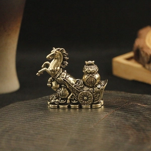 Statua in ottone antico con carrozza di cavalli e monete portafortuna feng shui