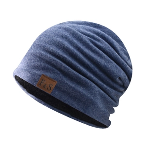 Détail rapproché d'un bonnet d'hiver chaud avec une doublure en polaire noire douce