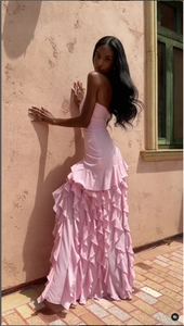 Détail de la robe de soirée rose sans bretelles avec ourlet à volants élégant et coupe ajustée