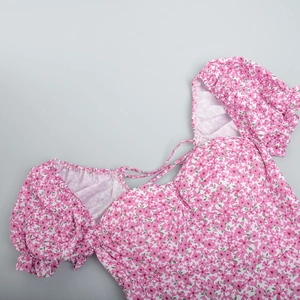 Detail of floral print maxi dress with sweetheart neckline and elastic puff sleeves
