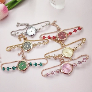 Détail de montres-bracelets élégantes en forme de feuilles avec strass en plusieurs couleurs